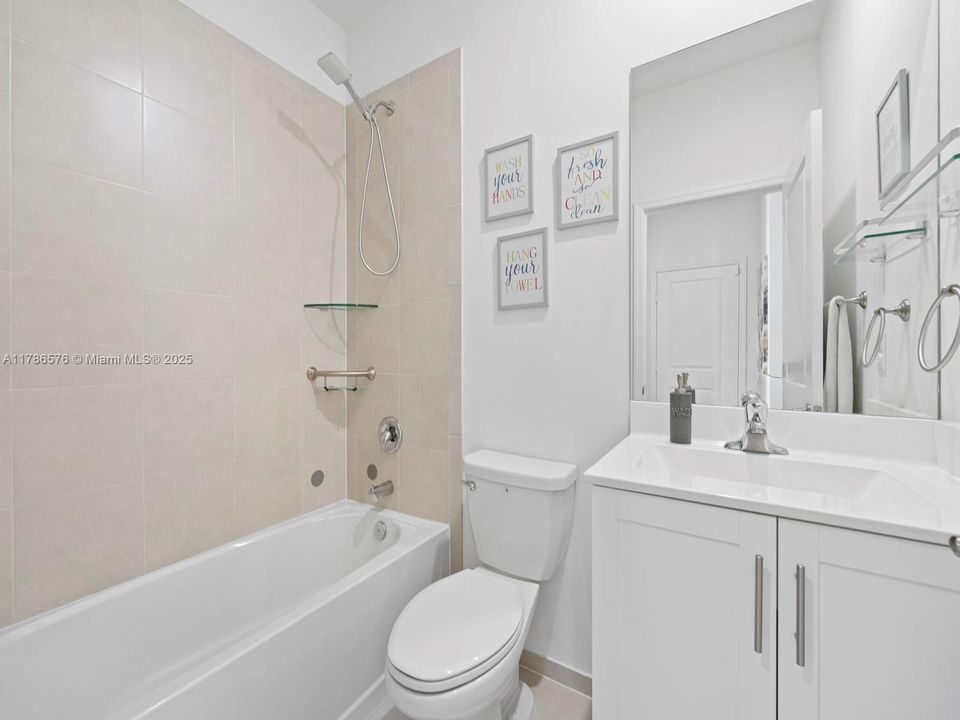 Vendido Recientemente: $670,000 (3 camas, 3 baños, 1870 Pies cuadrados)