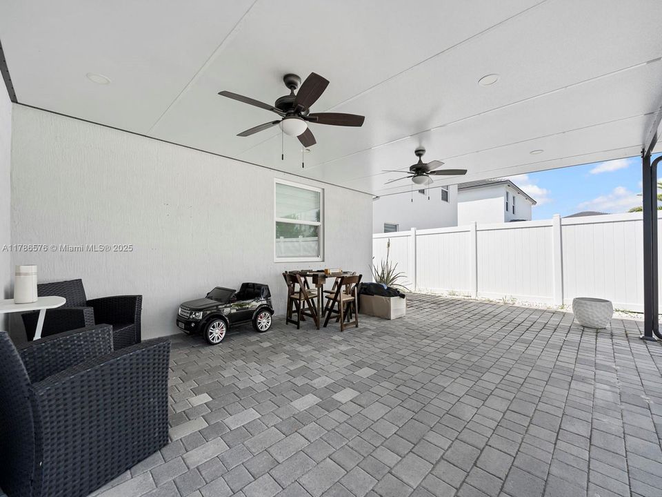 Vendido Recientemente: $670,000 (3 camas, 3 baños, 1870 Pies cuadrados)