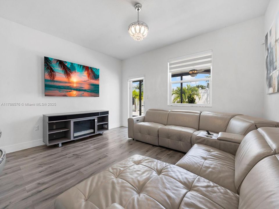 Vendido Recientemente: $670,000 (3 camas, 3 baños, 1870 Pies cuadrados)