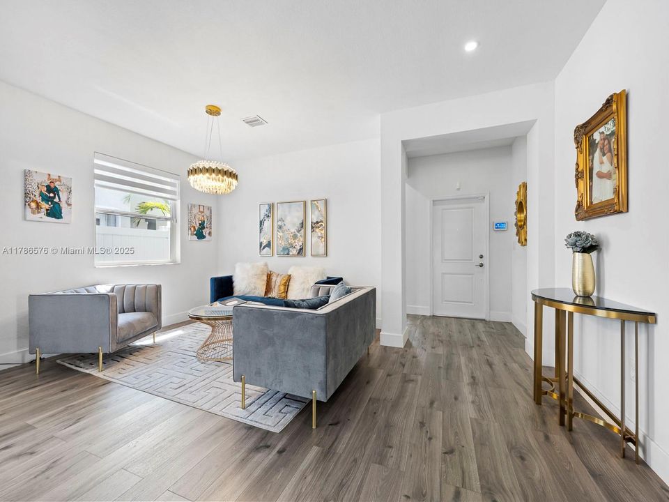 Vendido Recientemente: $670,000 (3 camas, 3 baños, 1870 Pies cuadrados)