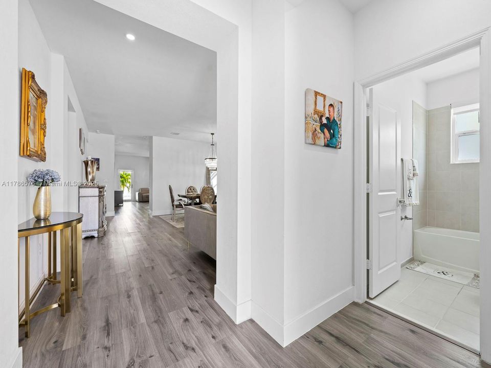 Vendido Recientemente: $670,000 (3 camas, 3 baños, 1870 Pies cuadrados)