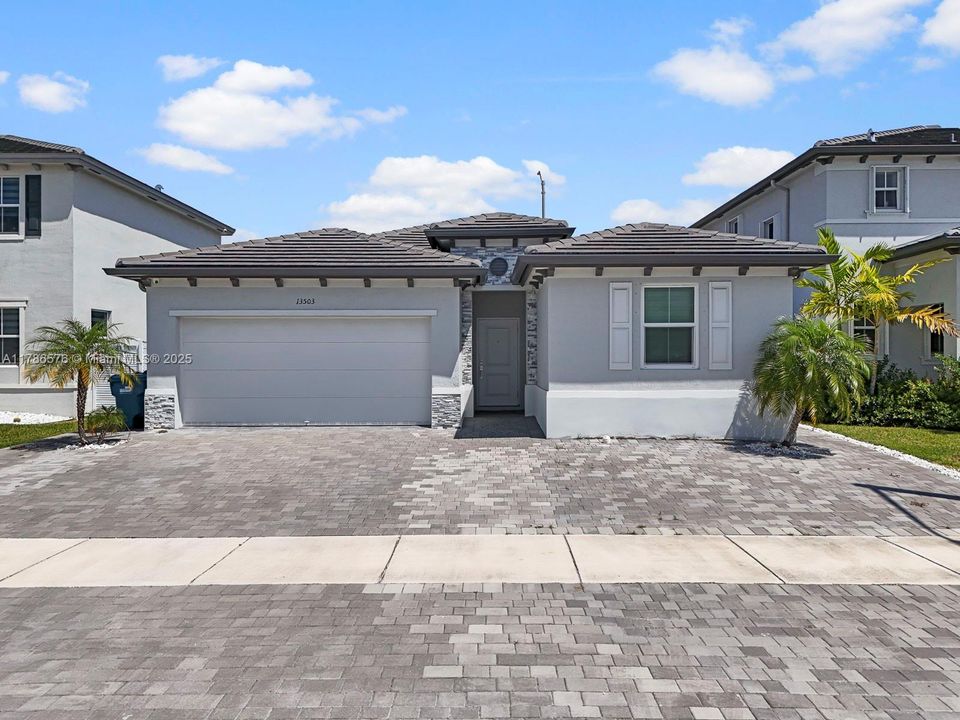 Vendido Recientemente: $670,000 (3 camas, 3 baños, 1870 Pies cuadrados)