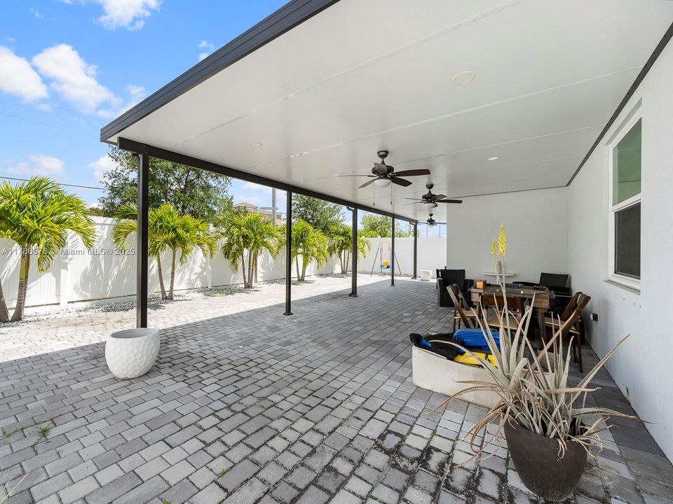 Vendido Recientemente: $670,000 (3 camas, 3 baños, 1870 Pies cuadrados)