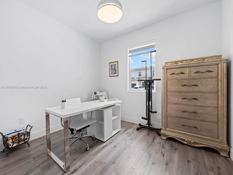 Vendido Recientemente: $670,000 (3 camas, 3 baños, 1870 Pies cuadrados)