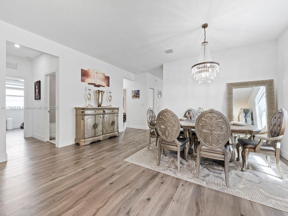 Vendido Recientemente: $670,000 (3 camas, 3 baños, 1870 Pies cuadrados)