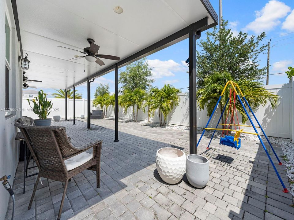 Vendido Recientemente: $670,000 (3 camas, 3 baños, 1870 Pies cuadrados)