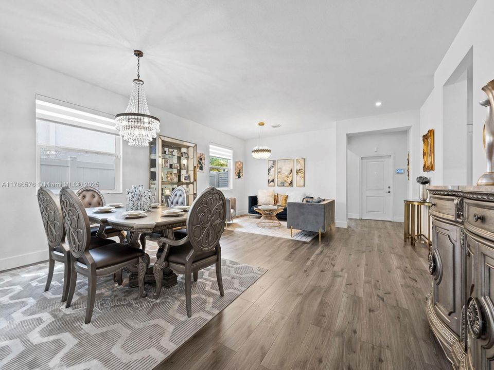 Vendido Recientemente: $670,000 (3 camas, 3 baños, 1870 Pies cuadrados)