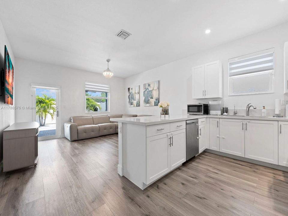 Vendido Recientemente: $670,000 (3 camas, 3 baños, 1870 Pies cuadrados)