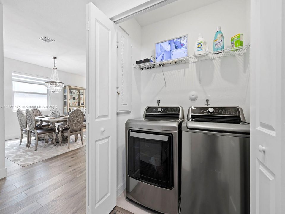 Vendido Recientemente: $670,000 (3 camas, 3 baños, 1870 Pies cuadrados)