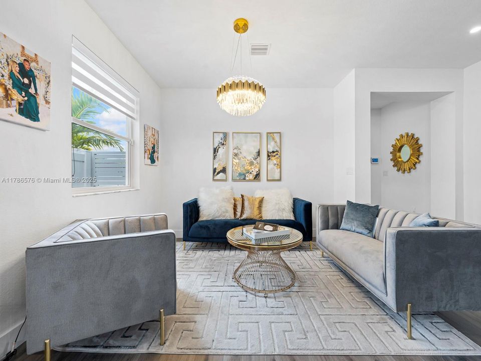 Vendido Recientemente: $670,000 (3 camas, 3 baños, 1870 Pies cuadrados)