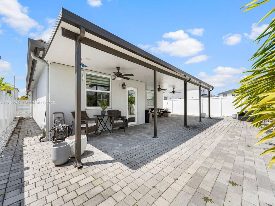 Vendido Recientemente: $670,000 (3 camas, 3 baños, 1870 Pies cuadrados)