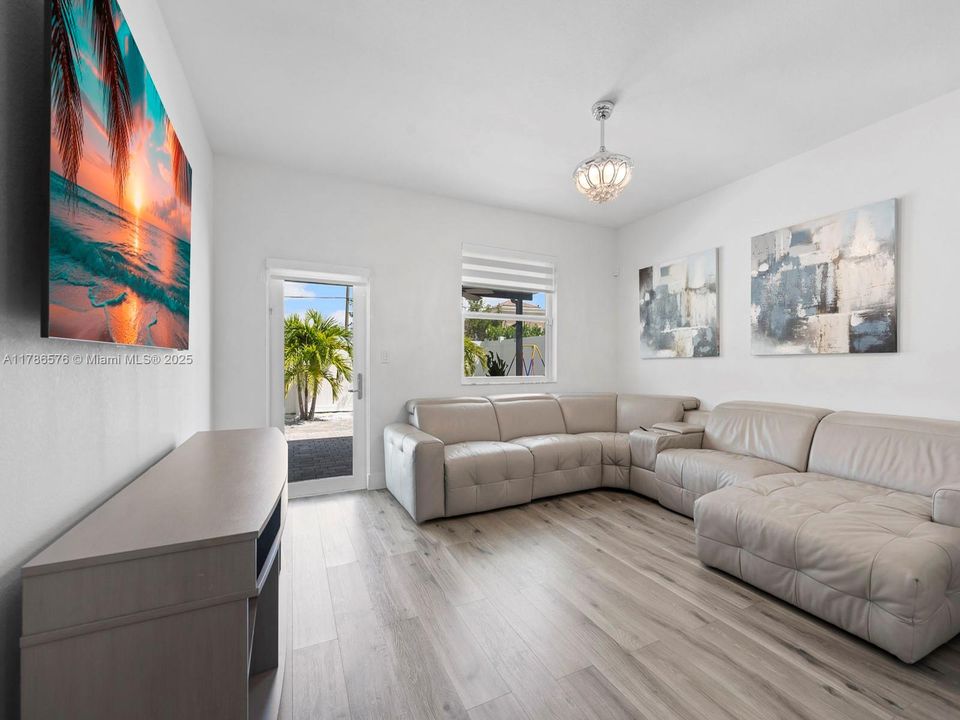 Vendido Recientemente: $670,000 (3 camas, 3 baños, 1870 Pies cuadrados)