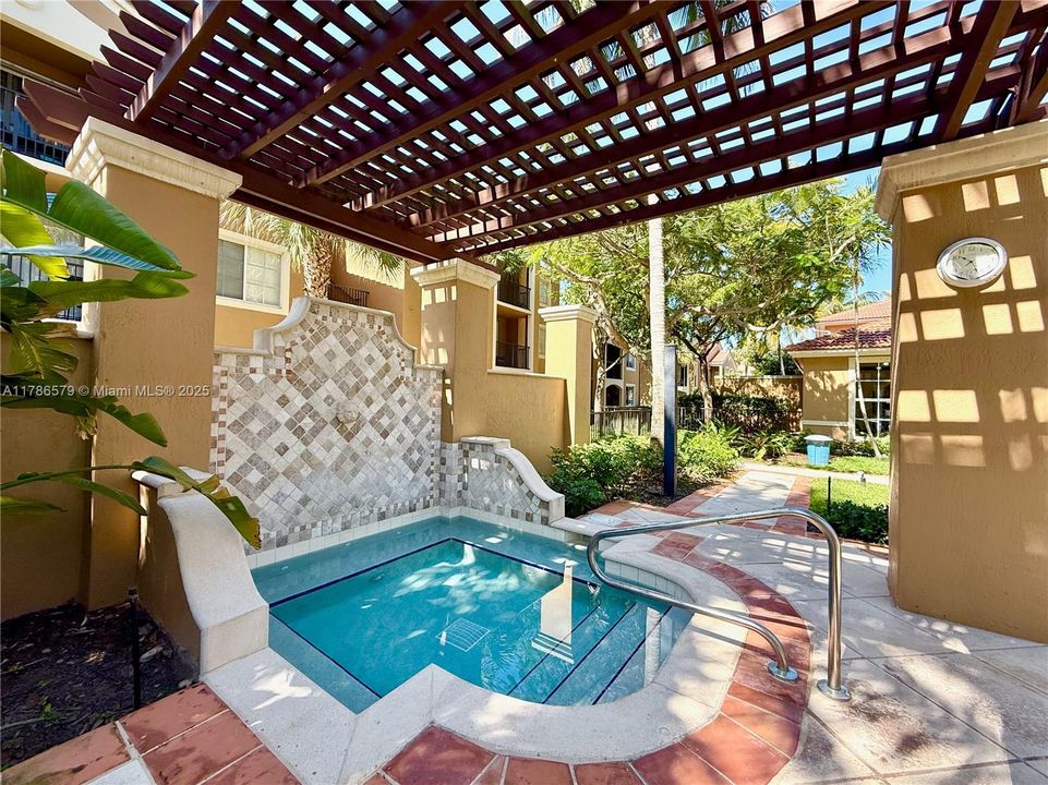 Recently Sold: $229,000 (1 beds, 1 baths, 691 Square Feet)