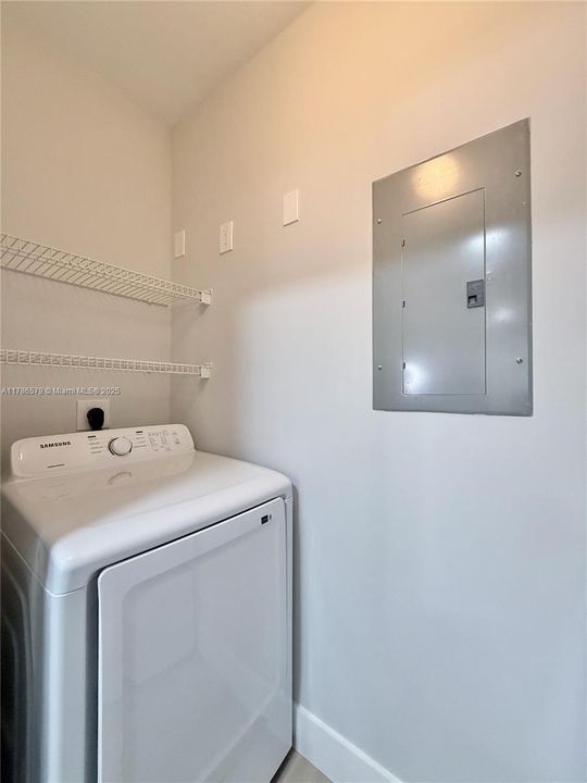 Recently Sold: $229,000 (1 beds, 1 baths, 691 Square Feet)