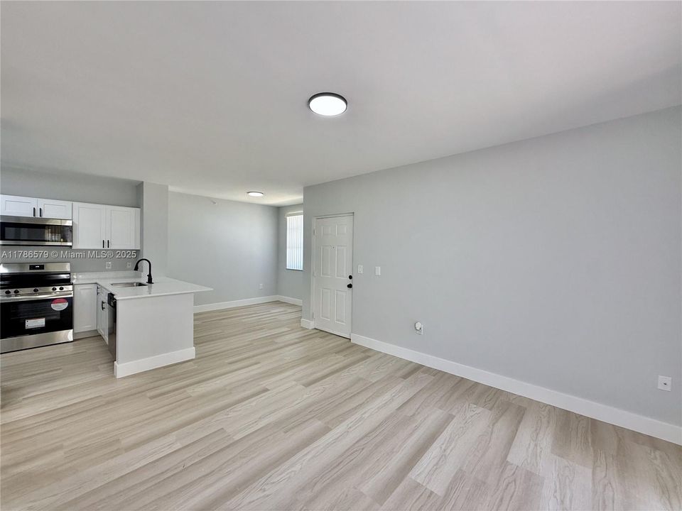 Recently Sold: $229,000 (1 beds, 1 baths, 691 Square Feet)