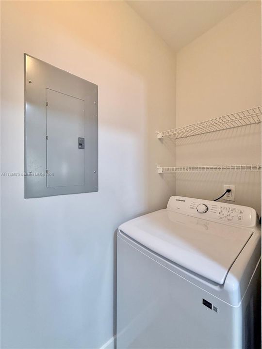 Recently Sold: $229,000 (1 beds, 1 baths, 691 Square Feet)