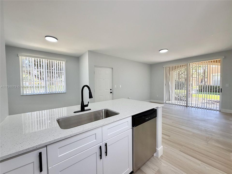 Recently Sold: $229,000 (1 beds, 1 baths, 691 Square Feet)