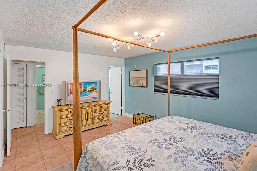 For Sale: $249,900 (1 beds, 1 baths, 806 Square Feet)