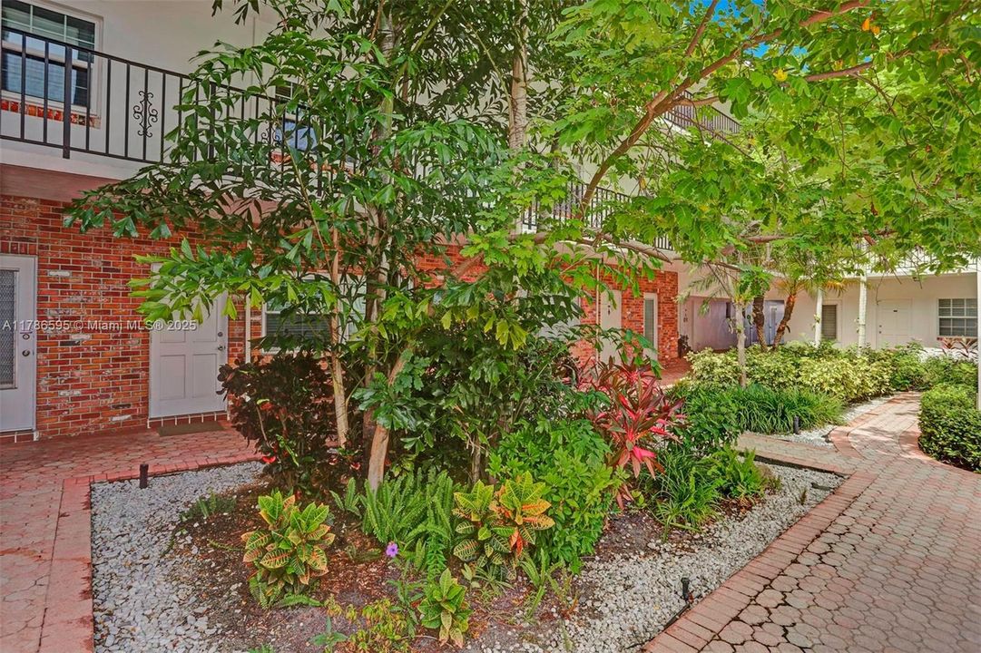 For Sale: $249,900 (1 beds, 1 baths, 806 Square Feet)