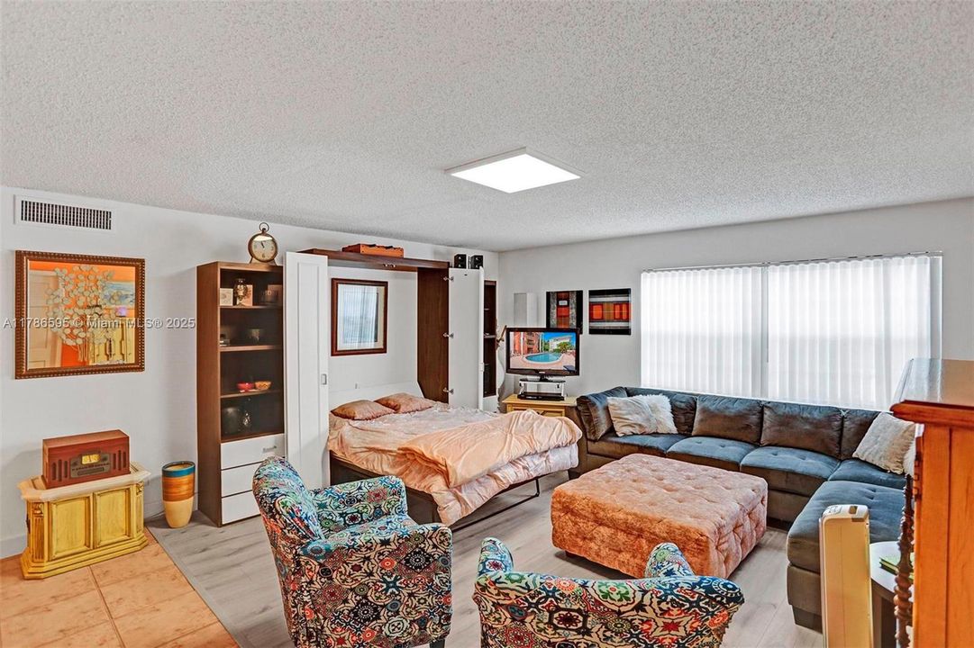 For Sale: $249,900 (1 beds, 1 baths, 806 Square Feet)