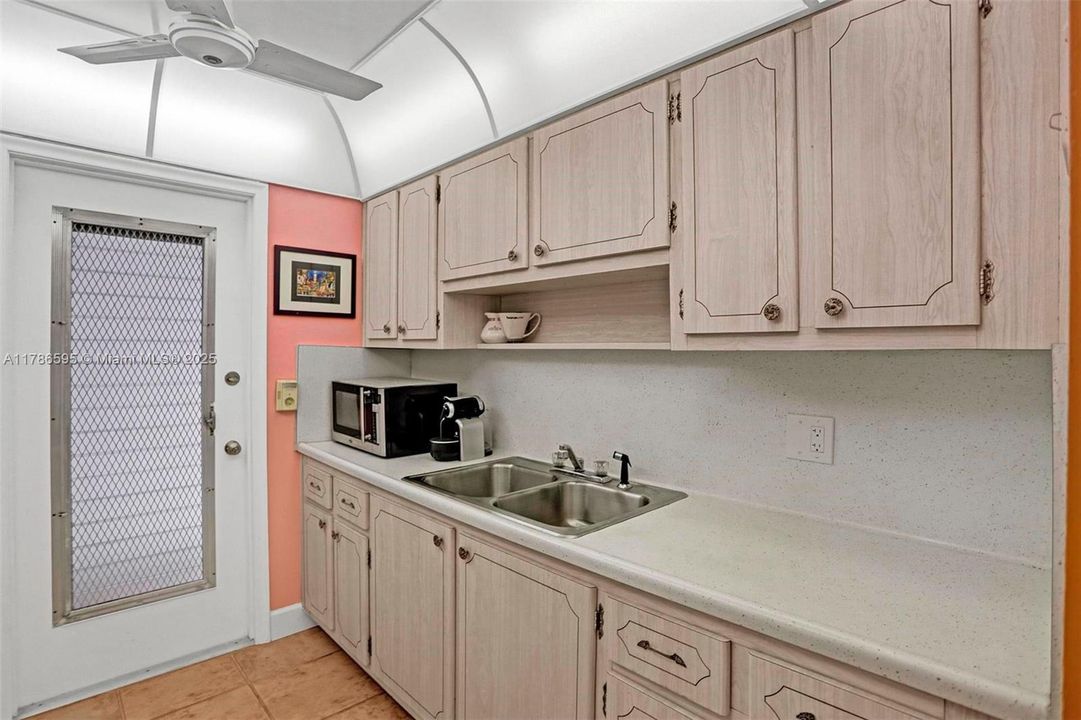 For Sale: $249,900 (1 beds, 1 baths, 806 Square Feet)