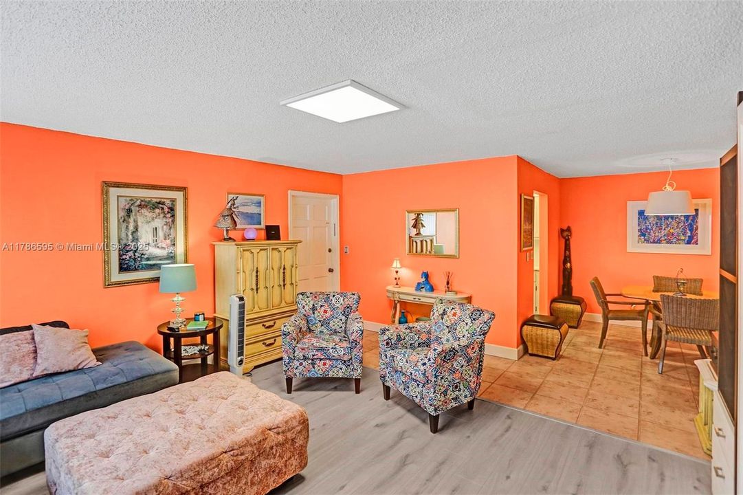 For Sale: $249,900 (1 beds, 1 baths, 806 Square Feet)