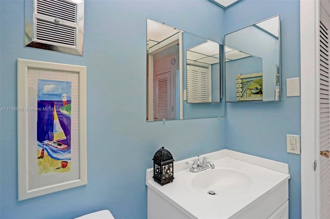 For Sale: $249,900 (1 beds, 1 baths, 806 Square Feet)