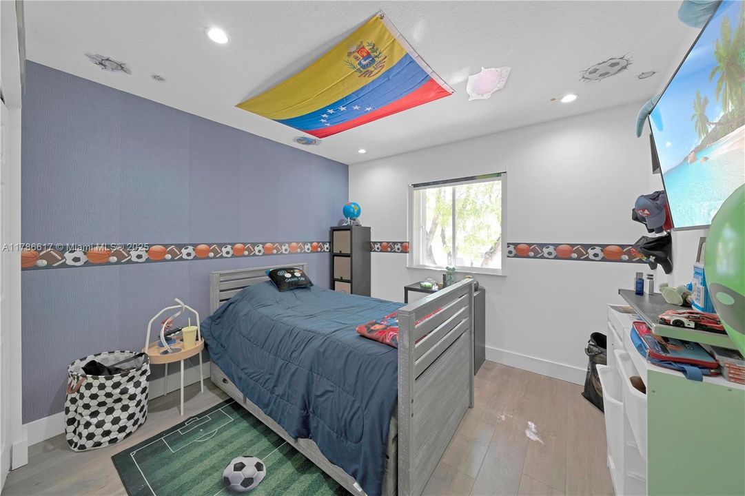 For Sale: $1,100,000 (4 beds, 3 baths, 2287 Square Feet)