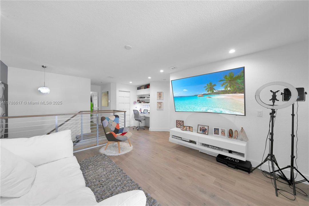 For Sale: $1,100,000 (4 beds, 3 baths, 2287 Square Feet)