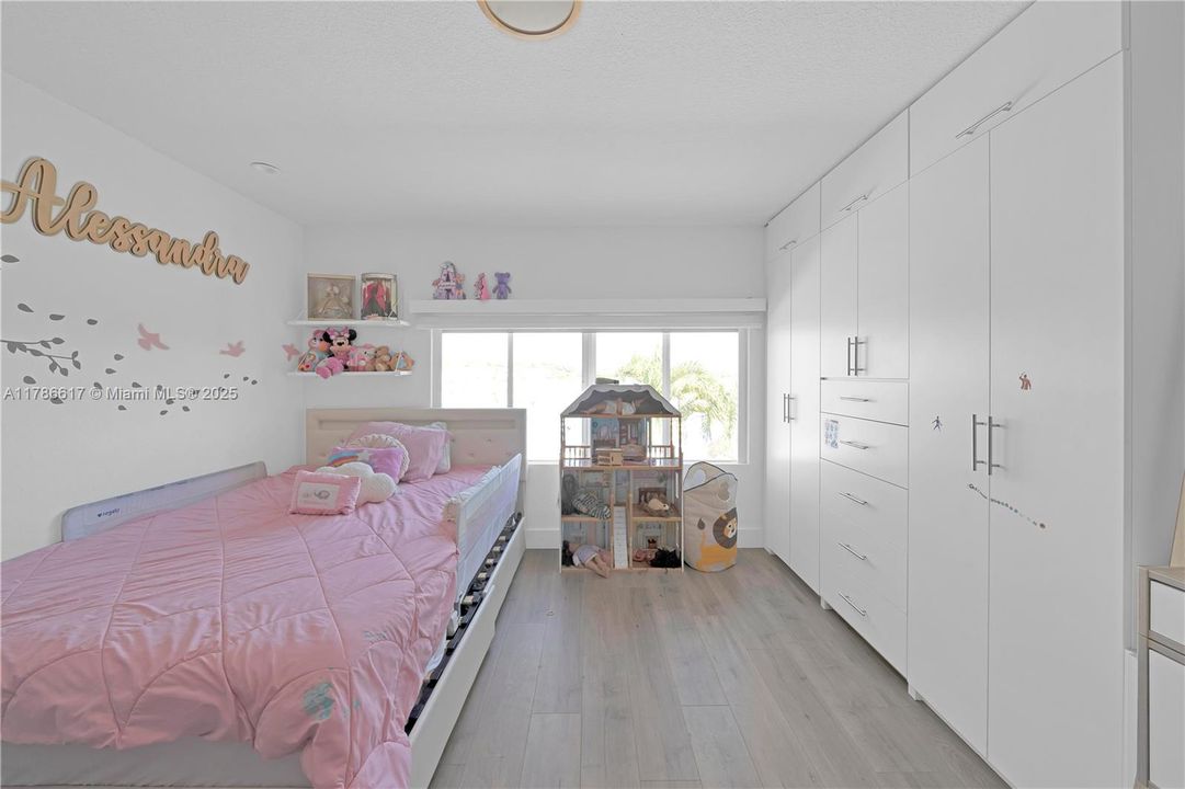 For Sale: $1,100,000 (4 beds, 3 baths, 2287 Square Feet)