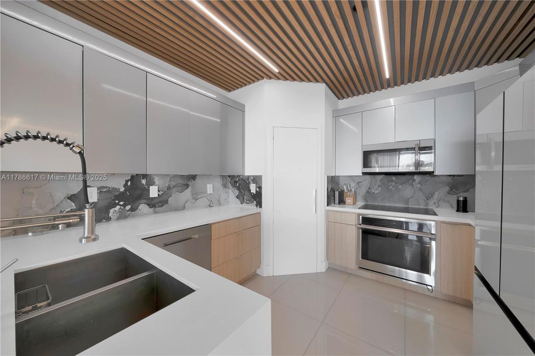 For Sale: $1,100,000 (4 beds, 3 baths, 2287 Square Feet)