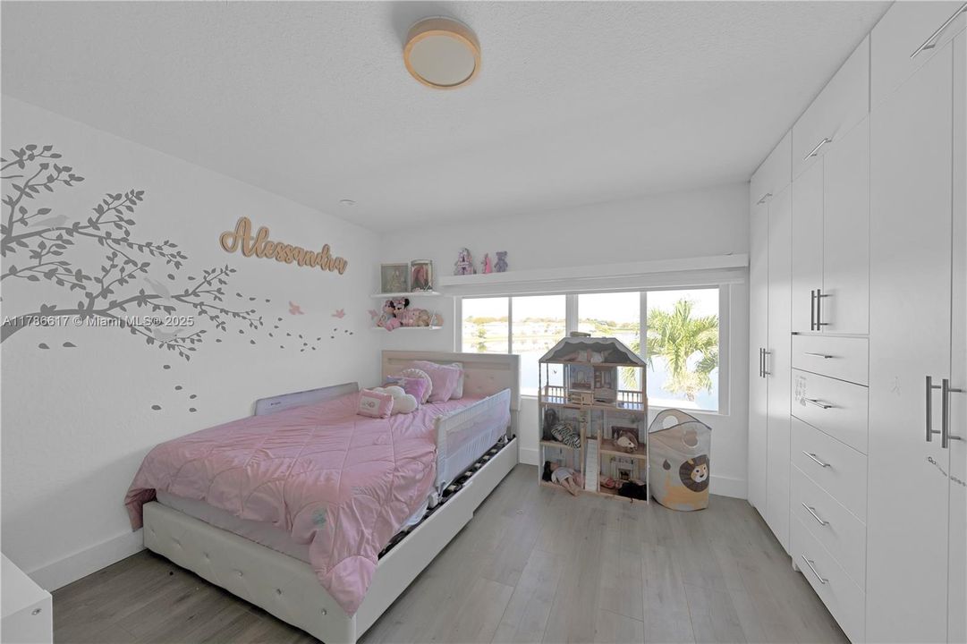 For Sale: $1,100,000 (4 beds, 3 baths, 2287 Square Feet)