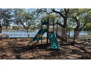 Recientemente alquilado: $1,600 (2 camas, 1 baños, 749 Pies cuadrados)