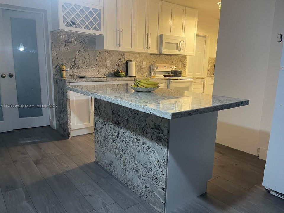 合同活跃: $600,000 (3 贝兹, 2 浴室, 1296 平方英尺)