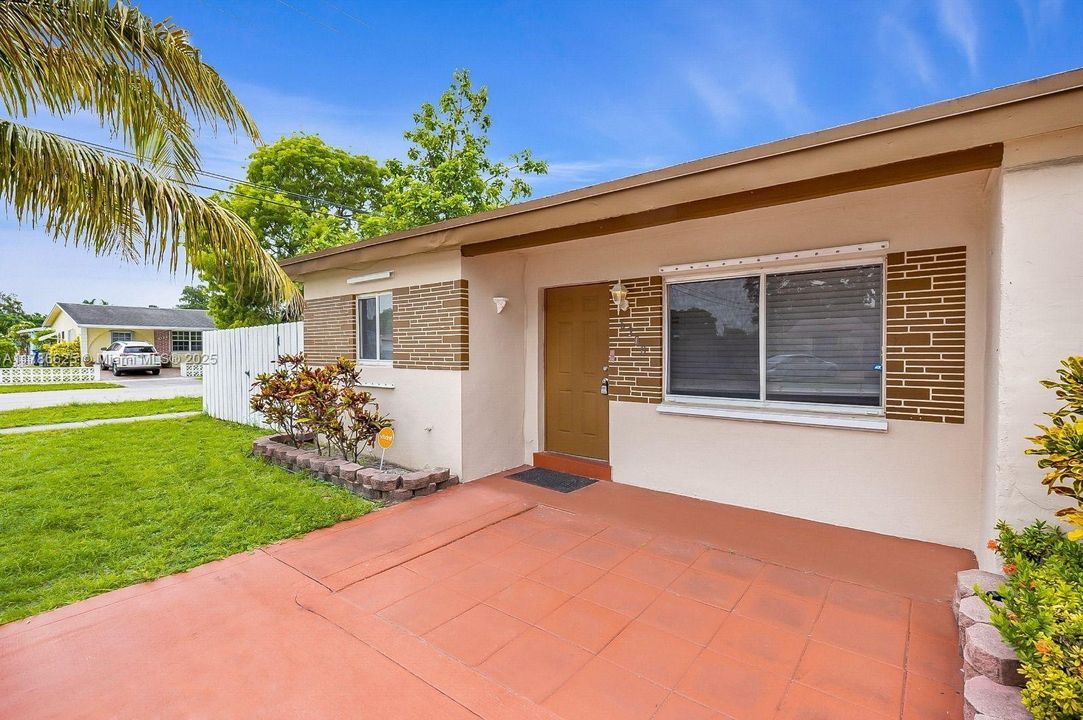 Recently Sold: $560,000 (4 beds, 2 baths, 1378 Square Feet)