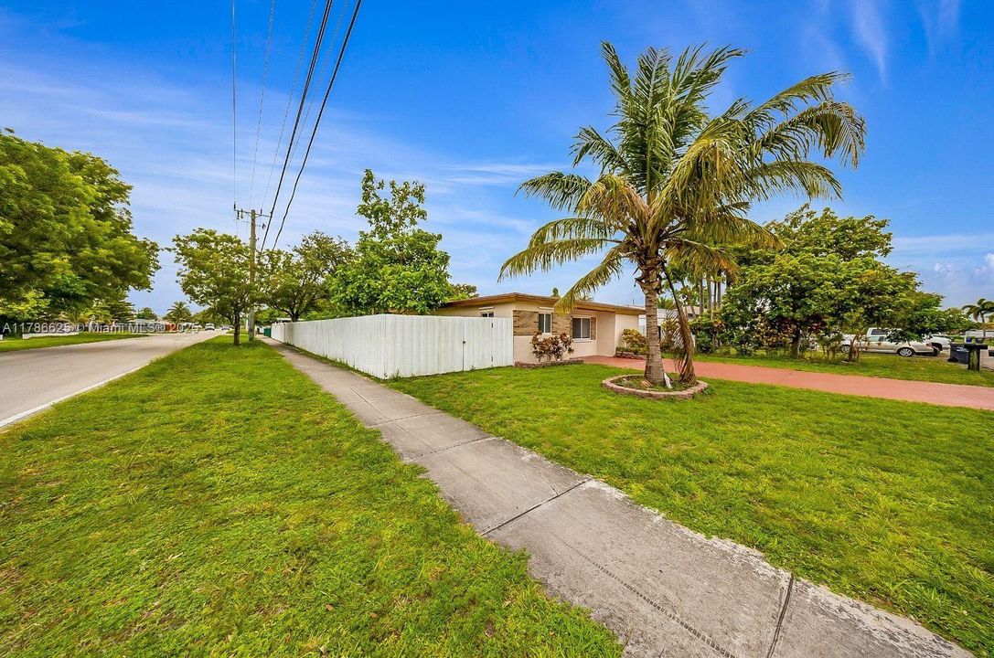 Recently Sold: $560,000 (4 beds, 2 baths, 1378 Square Feet)