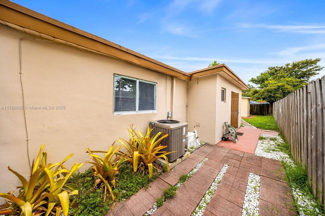 Recently Sold: $560,000 (4 beds, 2 baths, 1378 Square Feet)