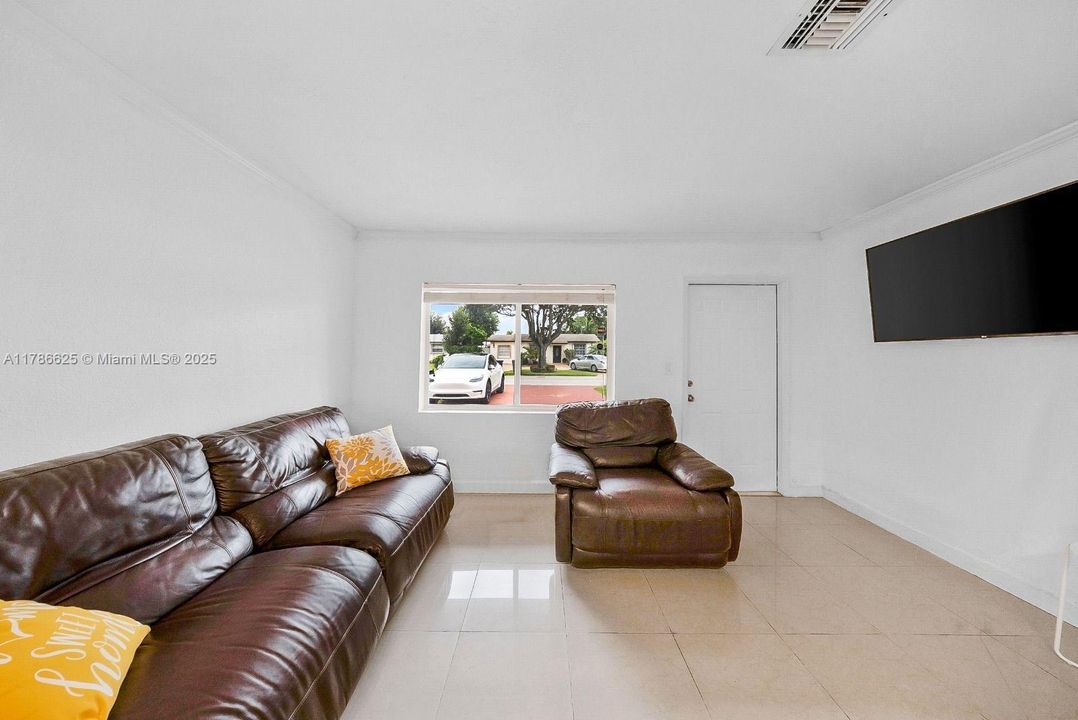 Recently Sold: $560,000 (4 beds, 2 baths, 1378 Square Feet)