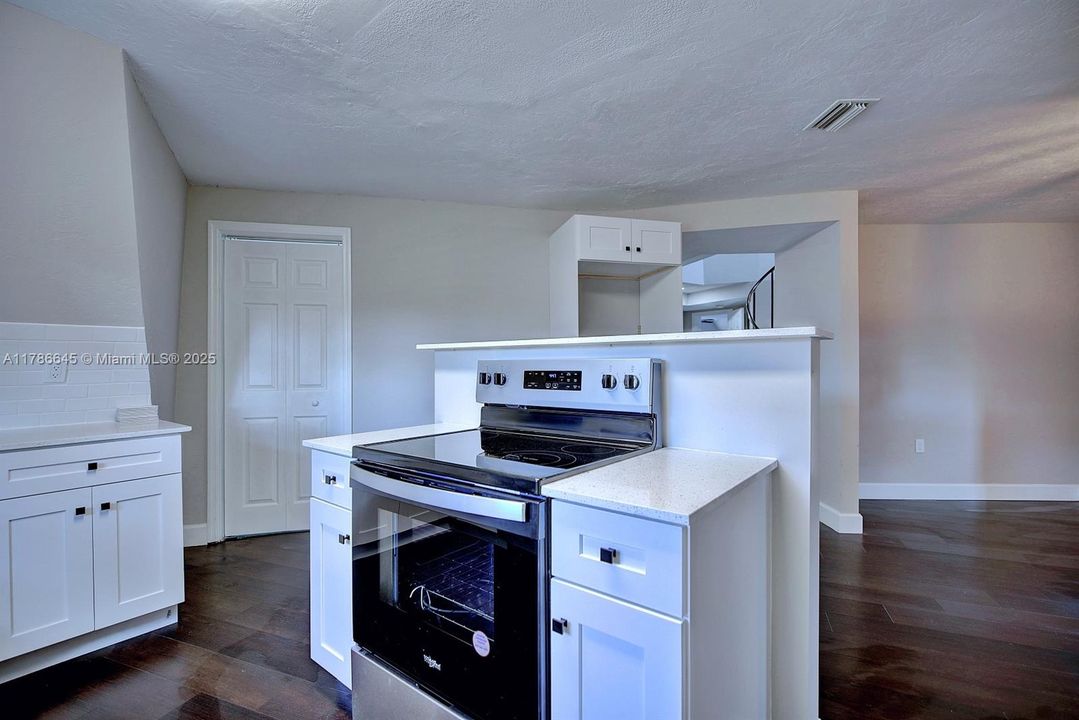 最近售出: $314,900 (3 贝兹, 2 浴室, 2494 平方英尺)