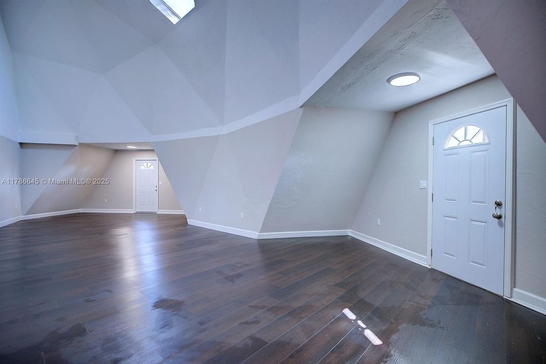 最近售出: $314,900 (3 贝兹, 2 浴室, 2494 平方英尺)