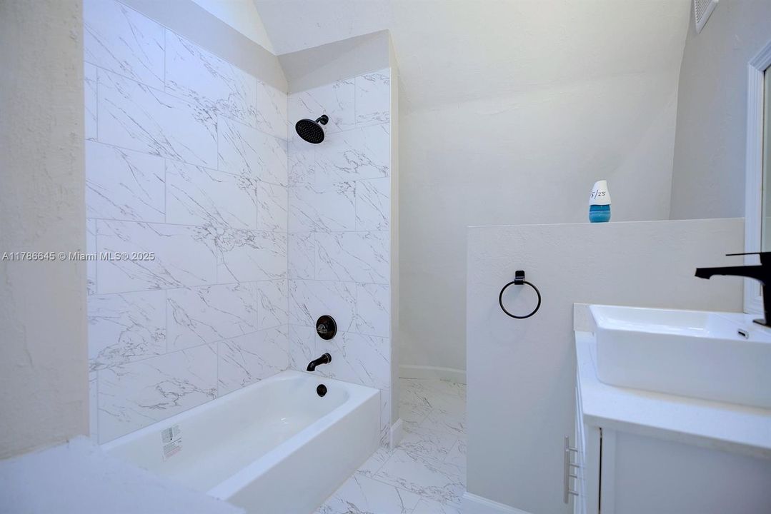 最近售出: $314,900 (3 贝兹, 2 浴室, 2494 平方英尺)