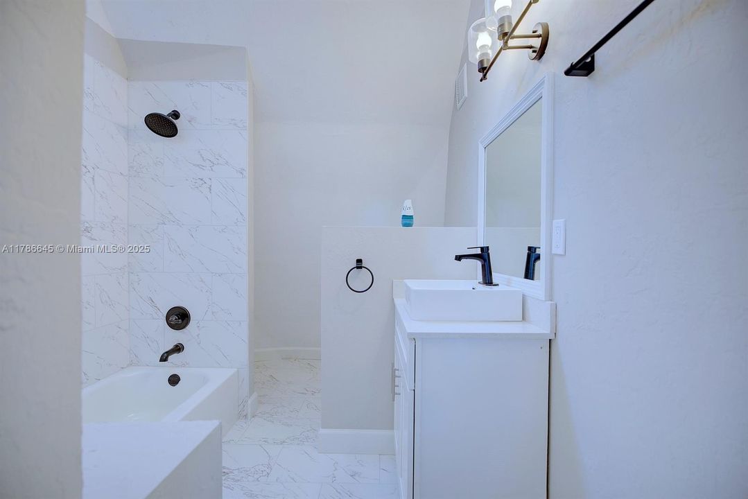 最近售出: $314,900 (3 贝兹, 2 浴室, 2494 平方英尺)