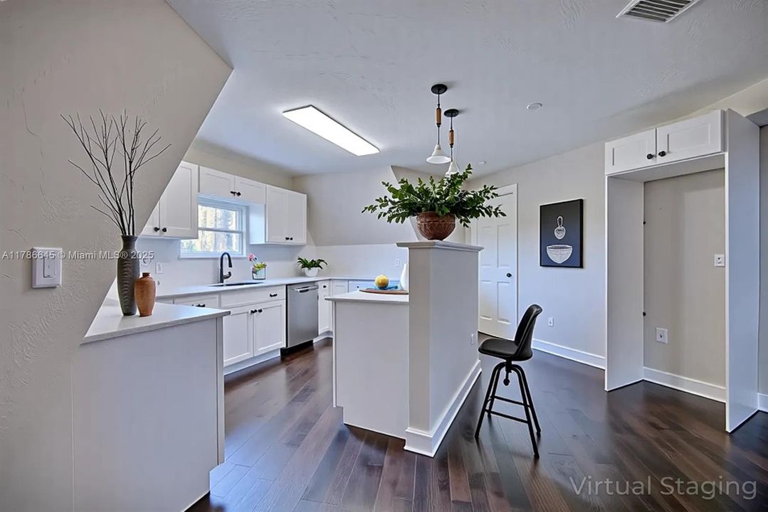 最近售出: $314,900 (3 贝兹, 2 浴室, 2494 平方英尺)