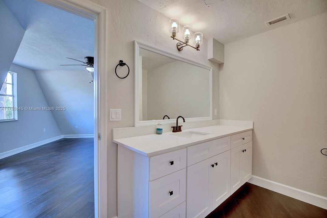 最近售出: $314,900 (3 贝兹, 2 浴室, 2494 平方英尺)