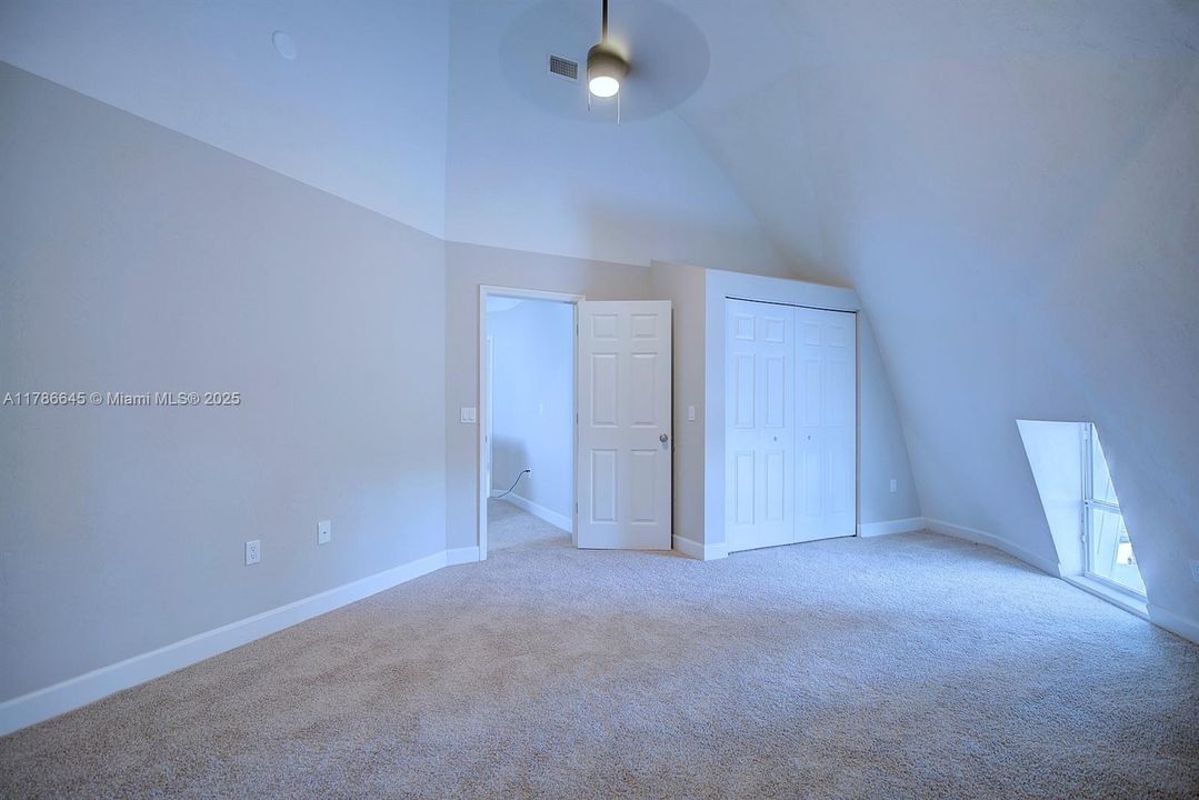 最近售出: $314,900 (3 贝兹, 2 浴室, 2494 平方英尺)