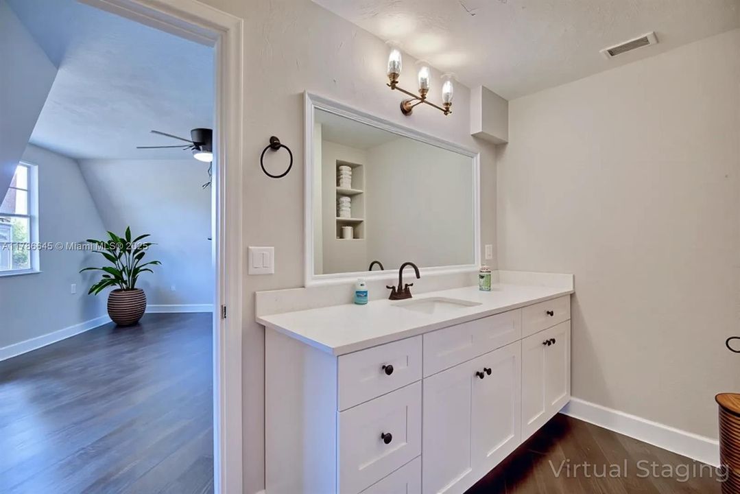 最近售出: $314,900 (3 贝兹, 2 浴室, 2494 平方英尺)