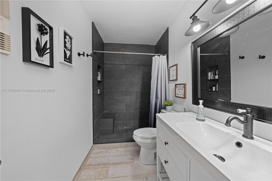 Vendido Recientemente: $369,000 (2 camas, 2 baños, 1302 Pies cuadrados)