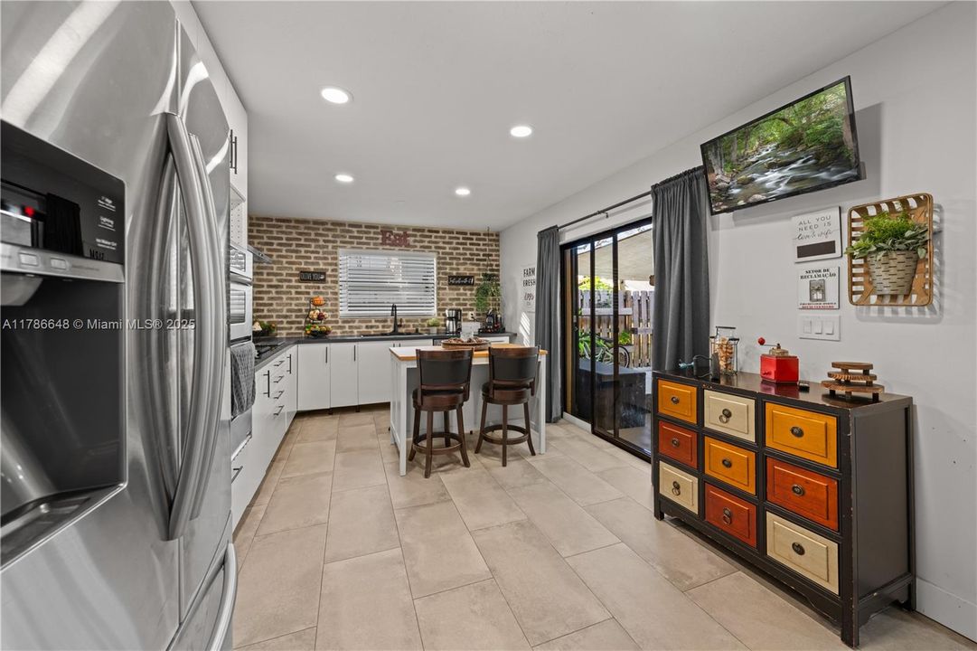 Vendido Recientemente: $369,000 (2 camas, 2 baños, 1302 Pies cuadrados)