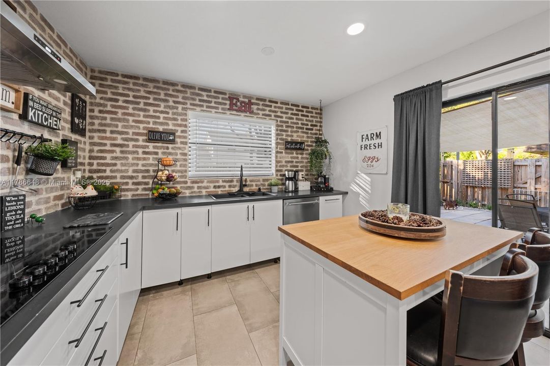 Vendido Recientemente: $369,000 (2 camas, 2 baños, 1302 Pies cuadrados)