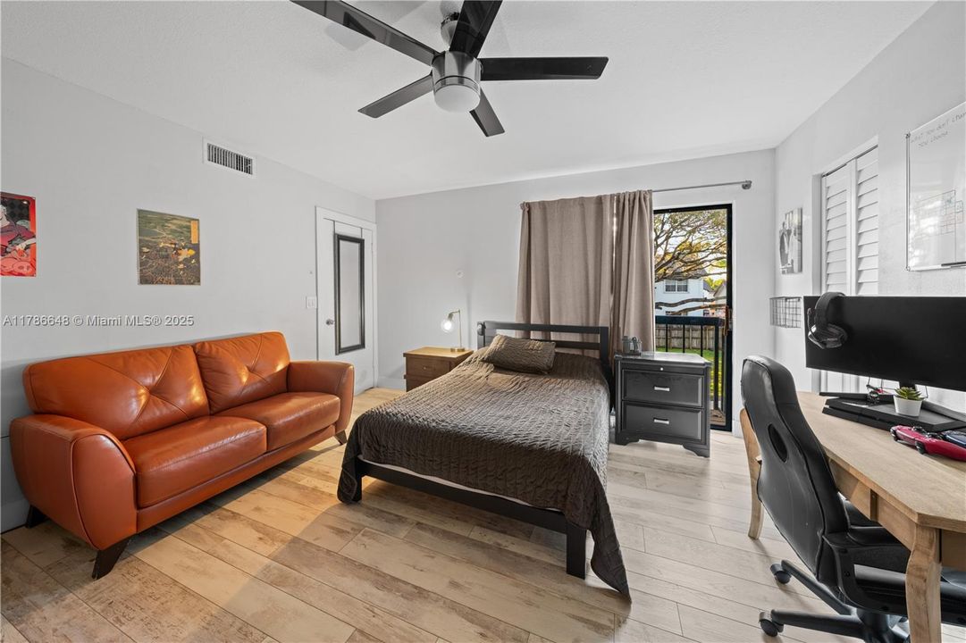 Vendido Recientemente: $369,000 (2 camas, 2 baños, 1302 Pies cuadrados)